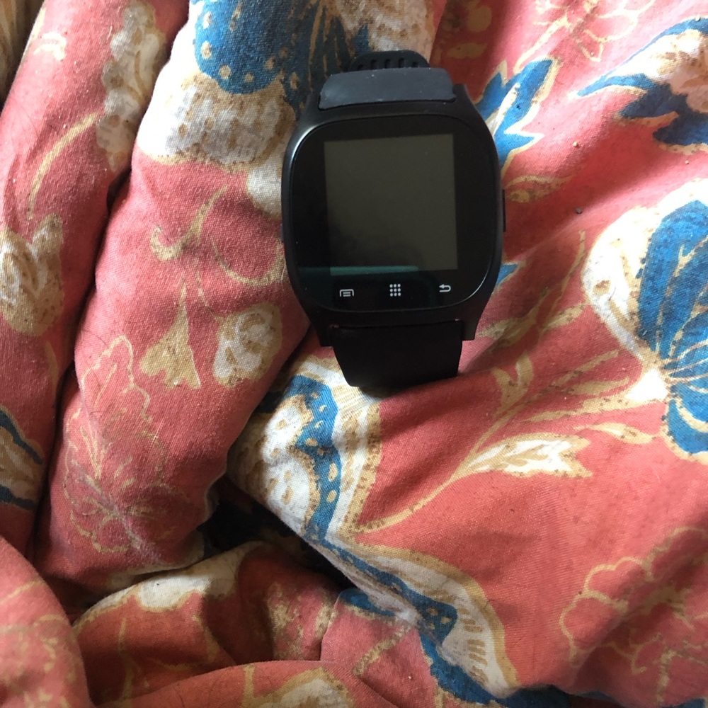 Black Smartwatch with Touchscreen and Fitness Tracking